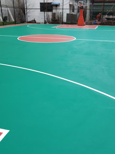 北关 球场长期使用易出现地面开裂